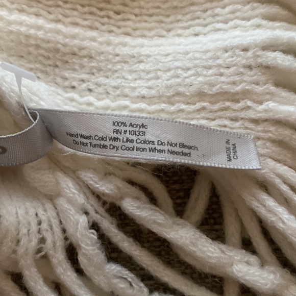 Charlotte Russe White winter scarf - Picture 6 of 6